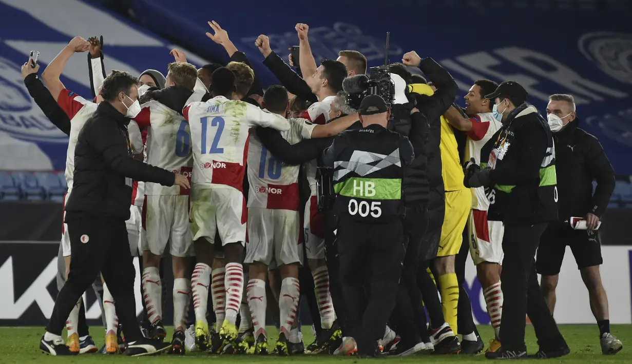 Para pemain dan ofisial tim Slavia Praha merayakan kemenangan 2-0 atas Leicester City usai berakhirnya laga leg kedua babak 32 Besar Liga Europa 2020/21 di King Power Stadium, Kamis (25/2/2021). Slavia Praha memastikan lolos ke babak 16 Besar. (AP/Rui Vieira)