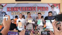 Kapolres Situbondo AKBP Dwi Sumarhadi Rakhmanto menunjukan sejumlah barang bukti tindak asusila dan sabu- sabu dalam konfensi peres di Mapolres Situbondo (Istimewa)