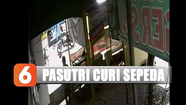 Dalam rekaman CCTV, para pelaku yang mengendarai sepeda motor sebelumnya terlihat mondar-mandir di sekitar Jalan Raya Meri.