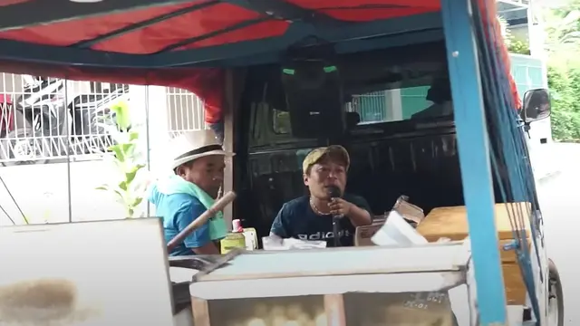 Ucok Baba dan Dua Sahabatnya Berjualan Tahu Bulat dan Sotong