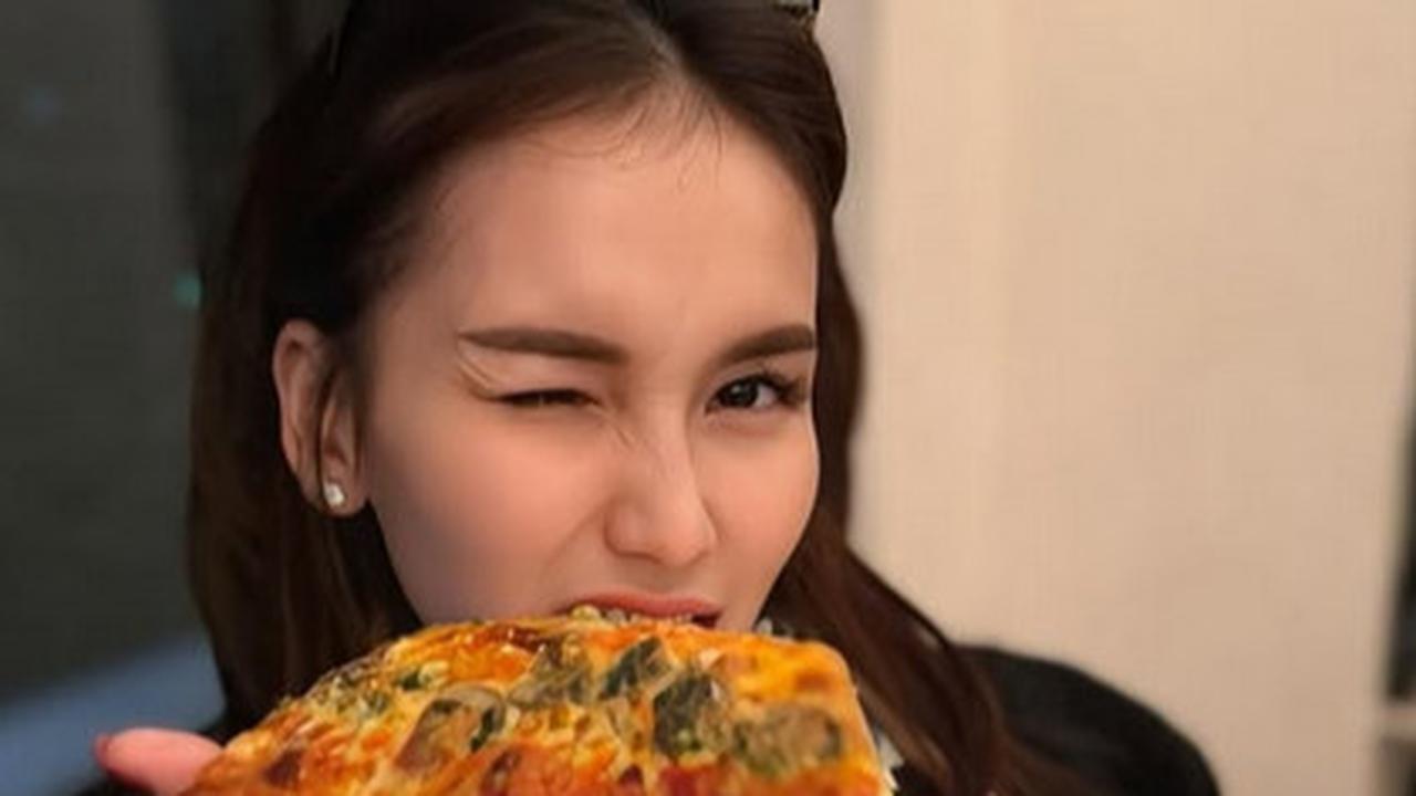 Potret Cantik Ayu Ting Ting Nikmati Pizza di Osaka, Tempat yang Pernah Dikunjungi Jennie Blackpink