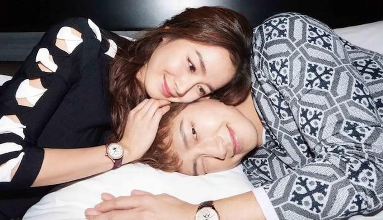 Untuk menekan biaya menjadi murah seperti itu, Kim Tae Hee dan Rain menyiasati dengan memakai setelan Tuxedo yang sudah Rain miliki. Serta, mereka tidak menyewa jasa fotografer seperti di pesta pernikahan lainnya. (Doc. Soompi)