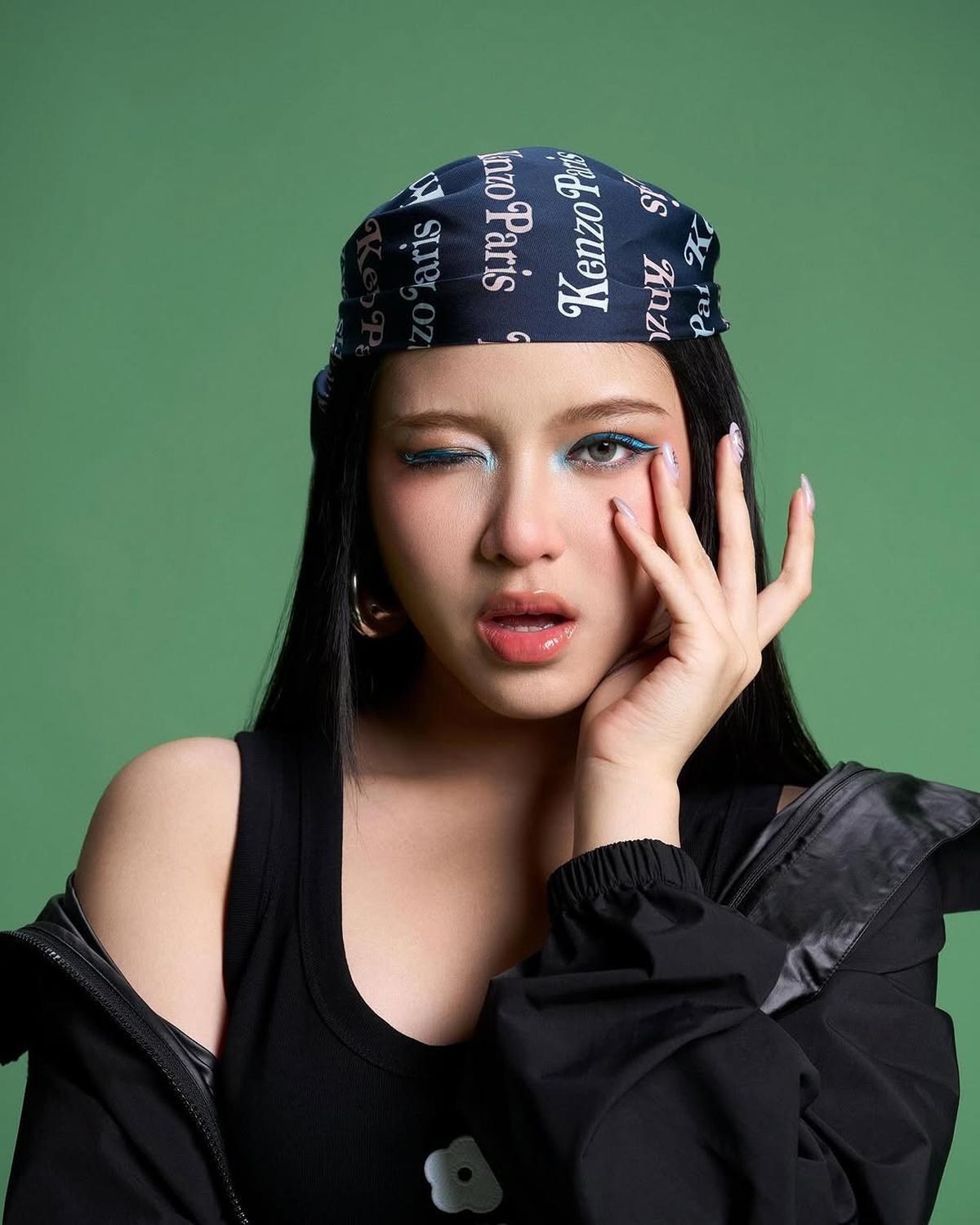 4 Gaya Pemotretan Terbaru Tiara Andini Tampil Fresh dengan Riasan Mata Biru yang Memikat