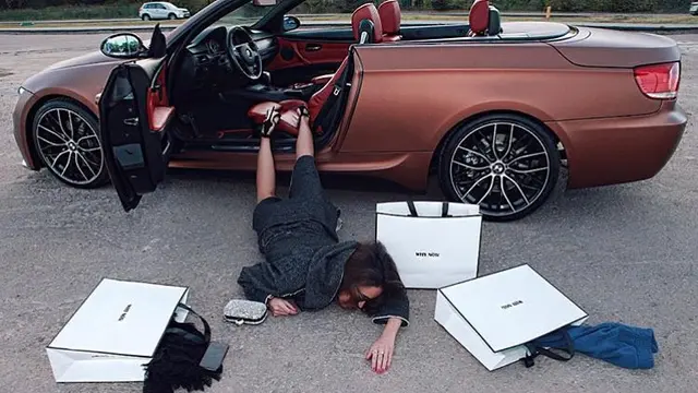 pose jatuh tersungkur dari mobil (foto: Instagram/@fallingstarschallenge)