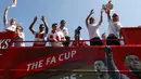 Pemain Arsenal Tomas Rosicky (kedua dari kanan) dan Jack Wilshere memegang trofi Piala FA saat parade kemenangan di London, (18/5/2014). (REUTERS/Andrew Winning)