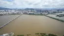 Sungai Han, yang meluap karena banjir, mengalir di bawah jembatan di Seoul, Korea Selatan (6/9/2022). Topan paling kuat yang melanda Korea Selatan selama bertahun-tahun menerjang wilayah selatannya Selasa, membuang satu meter (3 kaki) air hujan, menghancurkan jalan dan meruntuhkan kabel listrik, menyebabkan 66.000 rumah tanpa listrik saat ribuan orang mengungsi ke tempat yang lebih aman. (AP Photo/Ahn Young-joon)