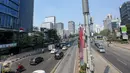 Sejumlah kendaraan bermotor berlalu lalang di kawasan Jalan Thamrin mengarah ke Sudirman, Jakarta, Kamis (18/6/2015). Pada hari pertama puasa Ramadan 1436 H, beberapa titik jalan terlihat lengang dan sepi dari aktivitas warga. (Liputan6.com/Faizal Fanani)