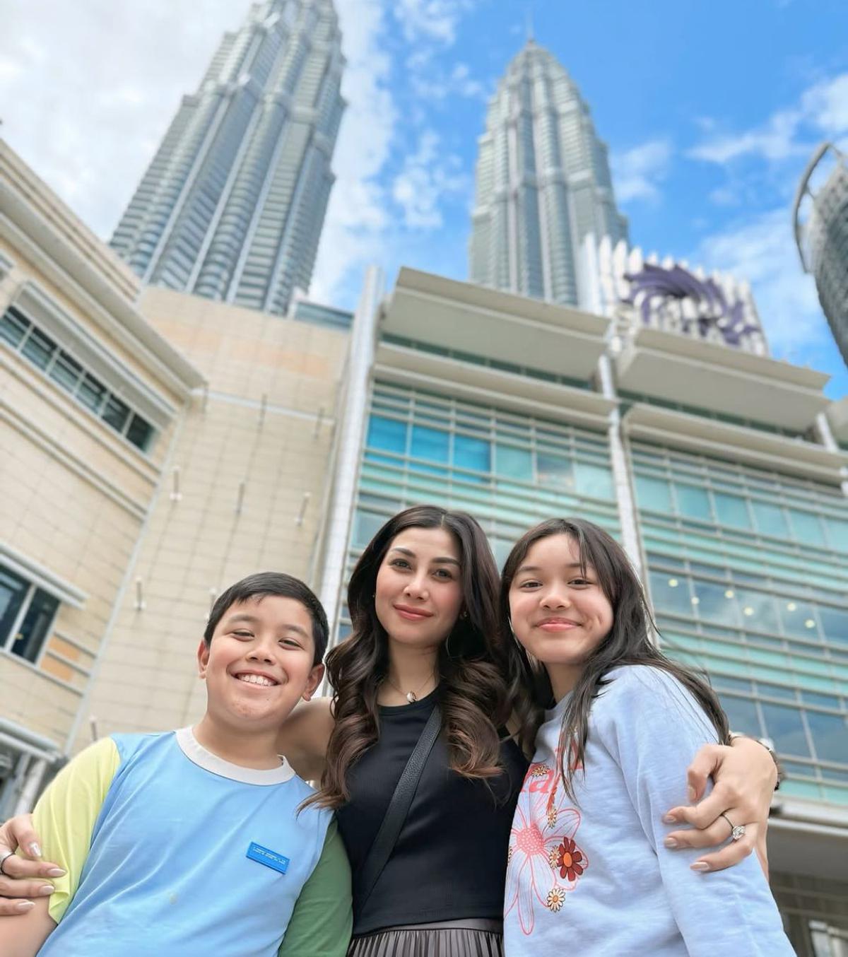 Momen Liburan Nisya Ahmad dengan Mantan Suami di Kuala Lumpur, Kebersamaan Keluarga yang Jadi Sorotan