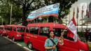 Belasan angkot berwarna merah diparkir di depan Balai Kota DKI Jakarta dan para sopir langsung turun untuk menggelar aksi. (Liputan6.com/Faizal Fanani)