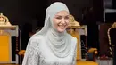 Penampilan Anisha Rosnah mencuri perhatian kebaya kurung dan rok abu-abu panjang. Anisha Rosnah lengkapi tampilan dengan hijab polos keabuan untuk imbangi outfitnya yang full tekstur [@anisharsnh/@mateen_anishh/@tehfirdaus]