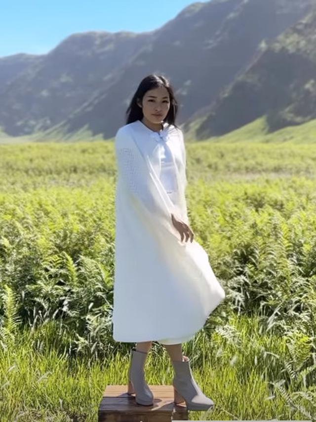 Pesona Menawan Mama Cantik bak Bidadari Tiffany Soetanto Kenakan Cape Sambil Naik Kuda di Gunung Bromo