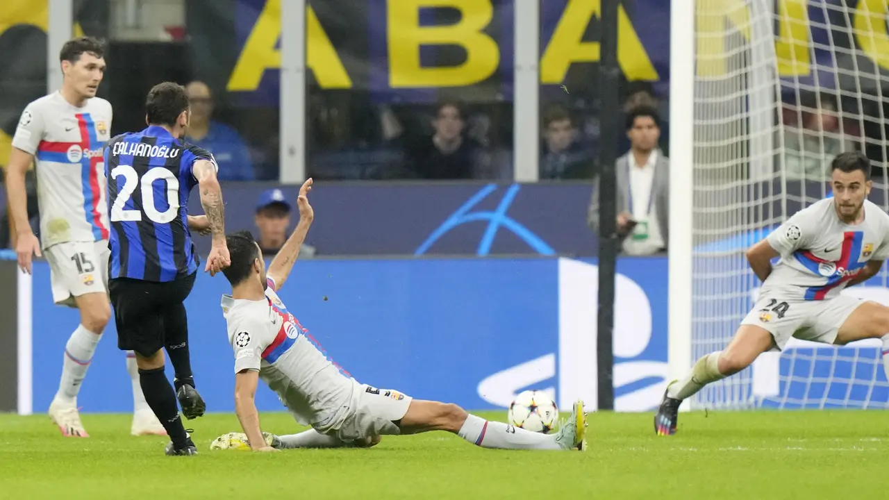 Foto: Melihat Tendangan Keras Mendatar Hakan Calhanoglu Saat Membawa Inter Milan Menumbangkan Barcelona di Liga Champions