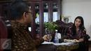 Ketua MPR Zulkifli Hasan berbincang dengan pengurus PARFI 56, Marcella Zalianty, Jakarta, Selasa (4/4). Dalam kunjungannya PARFI56 memperkenalkan kepengurusannya yang baru dan membahas perkembangan perfilman di Indonesia. (Liputan6.com/Johan Tallo) 