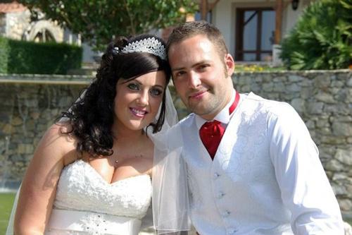 Emily dan suami Alistair saat menikah di tahun 2012 | Photo: Copyright mirror.co.uk