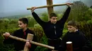 Sejumlah remaja memegang salib saat mengikuti ritual musim semi '' Romeria Cruceros de Arce '' di Spanyol utara (13/5). Ritual ini digelar setiap tahunnya pada hari Minggu kedua di musim semi. (AP / Alvaro Barrientos)