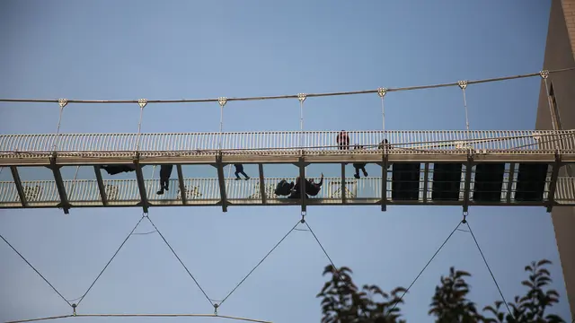 Melintasi Jembatan Kaca Perkotaan Pertama di China