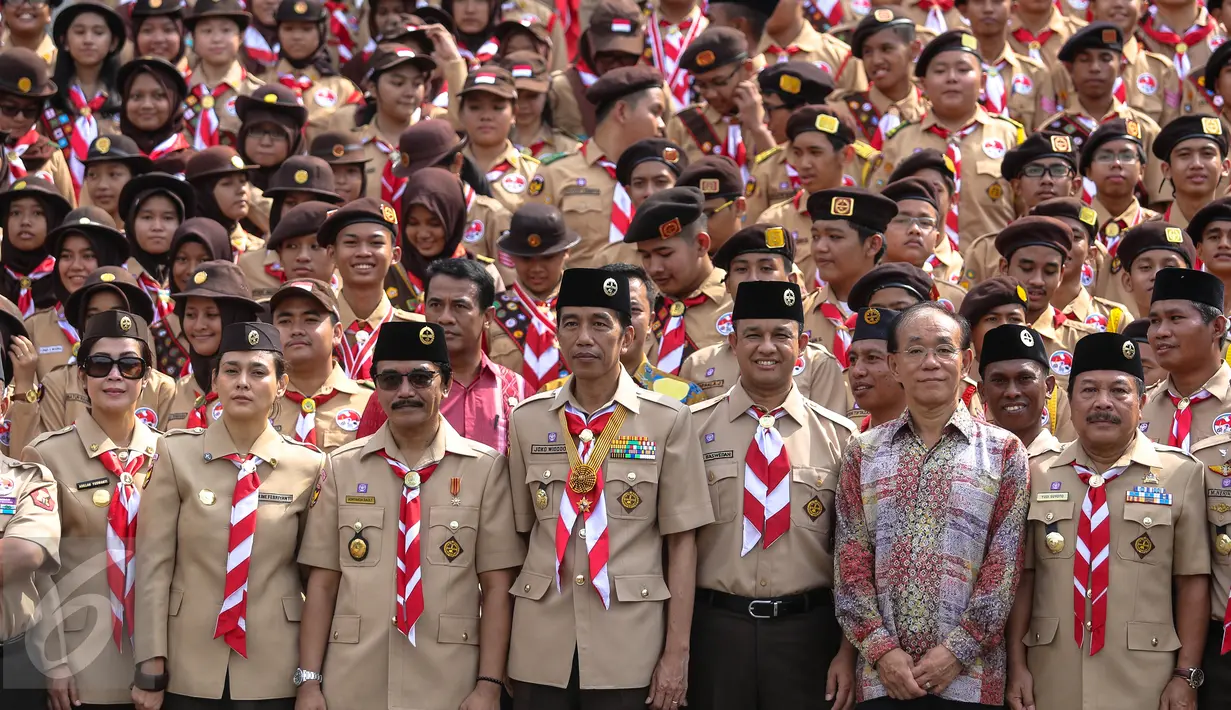 Presiden Jokowi (tengah) berfoto bersama dengan anggota delegasi gerakan Pramuka Indonesia, Jakarta, Jumat (24/7). 462 kontingen Pramuka Indonesia akan berkiprah di Jambore Dunia ke-23 di Kirarahama, Yamaguchi, Jepang. (Liputan6.com/Faizal Fanani)