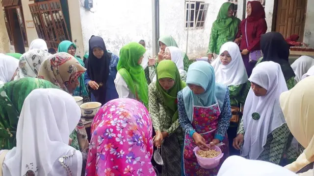 Peserta pelatihan aneka olahan makanan bonggol pisang dengan balutan tepung mocaf di Pesantren Rubat Mbalong Ell Firdaus, Cilacap. (Foto: Liputan6.com/Tahrir untuk Muhamad Ridlo)