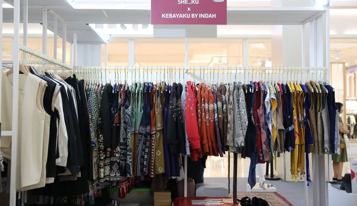 Parade Wastra Nusantara 2025 di Kota Kasablanka menjadi ajang pertemuan antara tradisi dan inovasi. Dalam gelaran ini, brand smart casual She_Ku berkolaborasi dengan label kebaya ternama Kebayaku by Indah karya desainer Indah Erlina. Kolaborasi ini mengusung misi memadukan kebaya klasik dengan sentuhan modern agar wastra Indonesia tetap relevan di gaya hidup masa kini. (foto/dok: fimela.com)