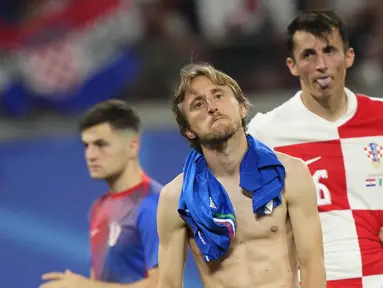 Kapten Kroasia Luka Modric merasa sangat kecewa gagal membawa timnya meraih kemenangan melawan Italia. Kemenangan di depan mata sirna berkat gol pemain Italia Mattia Zaccagni menjelang akhir pertandingan. (AP Photo/Ebrahim Noroozi)