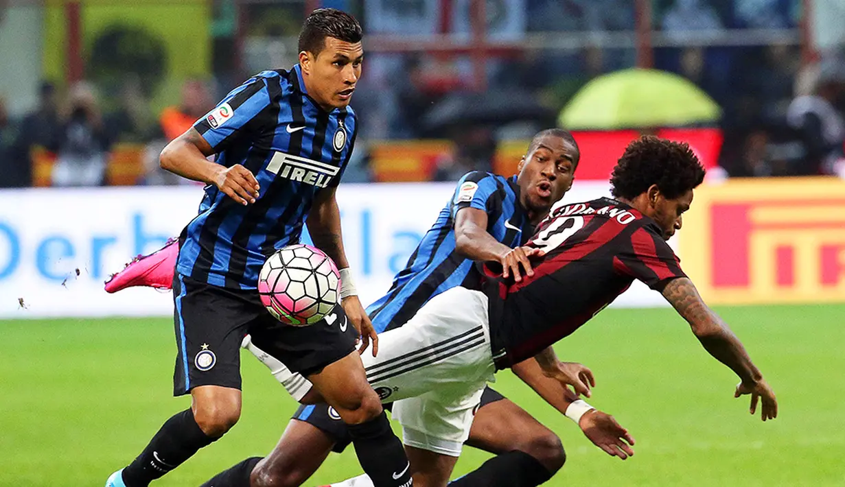 Bek Internazionale, Jeison Murillo merebut bola dari penyerang AC Milan, Luiz Adriano pada laga Serie A di Stadion San Siro, Italia, Minggu (13/9/2015). Internazionale berhasil menang 1-0. (EPA/Matteo Bazzi)