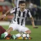 Striker Juventus, Paulo Dybala, berebut bola dengan gelandang AS Roma, Radja Nainggolan, pada laga Serie A di Stadion Olimpico, Senin (14/5/2018). AS Roma imbangi Juventus dengan skor 0-0. (AP/Gregorio Borgia)