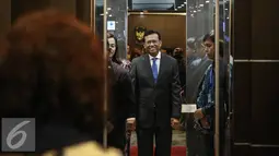 Menteri Pertanian Malaysia Dato Shabery Cheek (berjas), di dalam lif usai bertemu Menteri Susi, Jakarta, Jumat (29/4/2016). Pertemuan membahas penanganan pemberantasan pencurian ikan (illegal fishing) di kedua negara.(Liputan6.com/Faizal Fanani)