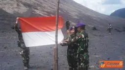 Peringati Sumpah Pemuda di Puncak Gunung Soputan
