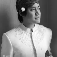 Mengingat sekarang ini masih dalam situasi pandemi Covid-19, Kevin pun mengikuti imbauan pemerintah untuk membatasi jumlah orang yang hadir. Untuk itu, dalam akad nikahnya, ia hanya mengundang keluarga dan orang terdekat saja. (Instagram/thebridestory)