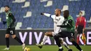 Gelandang Benevento, Pasquale Schiattarella berusaha mengontrol bola dari kawalan penyerang Sassuolo, Jeremie Boga pada pertandingan Liga Serie A Italia di Stadion Mapei Italia, Sabtu (12/12/2020). Dengan kemenangan ini, Sassuolo naik ke peringkat dua klasemen. (Massimo Paolone/LaPresse via AP)