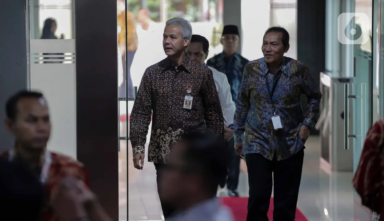 Gubernur Jawa Tengah, Ganjar Pranowo didampingi Wakil Ketua KPK Saut Situmorang menghadiri peringatan Hari Anti Korupsi Dunia (Hakordia) 2019 di Gedung Penunjang KPK, Jakarta, Senin (9/12/2019). KPK kembali menggelar Hari Antikorupsi Sedunia yang jatuh setiap 9 Desember. (Liputan6.com/Faizal Fanani)
