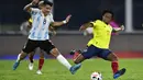 Pemain Kolombia Juan Guillermo Cuadrado (kanan) dan pemain Argentina Marcos Acuna berebut bola pada laga Kualifikasi Piala Dunia 2022 Zona Conmebol di Estadio Mario Alberto Kempes di Cordoba, Argentina, Rabu (2/2/2022). Argentina menang tipis atas Kolombia 1-0.  (AP Photo/Gustavo Garello)