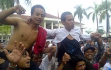 Divonis bebas, 2 terdakwa kasus bambu diarak ratusan warga