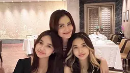 Kini sudah menjadi saudara, kebersamaan Channella dan Sidney tak lepas dari sorotan. Saat bersanding keduanya terlihat bak anak kembar lantaran hanya terpaut usia satu tahun. Paras keduanya juga tak kalah cantik dari sang ibu, Cut Tari.(Liputan6.com/IG/@cuttaryofficial)