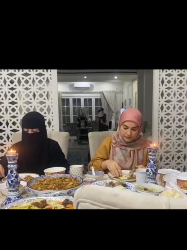 Irish Bella buka puasa Ramadhan di rumah Umi Pipik (Foto: Instagram _ummi_pipik_)