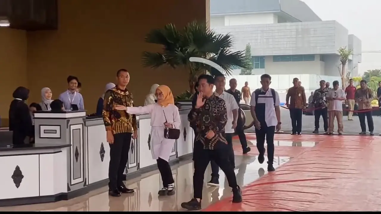 Wakil Presiden terpilih, Gibran Rakabuming Raka terlihat menghadiri gladi bersih upacara pelantikan Presiden dan Wakil Presiden. (Merdeka).