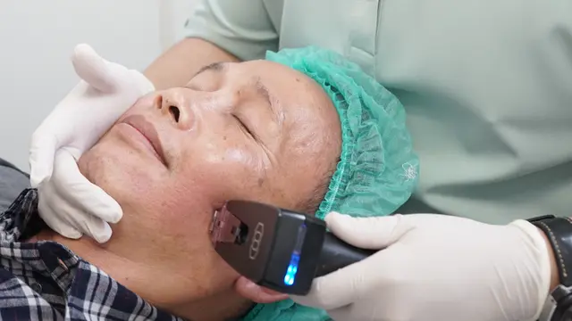 Ayah Rozak, ayahanda Ayu Ting Ting, saat melakukan perawatan kecantikan (ist)