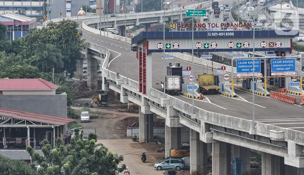 Kendaraan saat melintasi Gerbang Tol (GT) Pisangan, Jatinegara, Jakarta Timur, Senin (15/3/2021). PT CMNP mulai mengoperasikan GT Pisangan yang menghubungkan sisi barat ruas Tol Becakayu Seksi 1A dengan ruas Tol Ir Wiyoto Wiyono. (merdeka.com/Iqbal S. Nugroho)