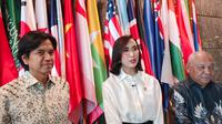 Menteri Pariwisata RI, Widiyanti Putri Wardhana, bersama Ketua Harian PB Akuatik Indonesia, Harlin E. Rahardjo. (Bola.com/Muhammad Adi Yaksa).