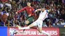 Pemain Portugal, Cristiano Ronaldo, berebut bola dengan pemain Slovakia, Milan Skriniar pada laga Kualifikasi EURO 2024 di Stadion Dragao, Sabtu (14/10/2023). Portugal menang dengan skor 3-2. (AP Photo/Luis Vieira)
