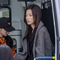 Ketegangan politik, kisah cinta yang tak terduga, hingga intrik penuh bahaya berpadu dalam Tempest, serial Korea terbaru yang menghadirkan nuansa berbeda dari drama Korea kebanyakan. (foto/dok: Disney Hotstar)