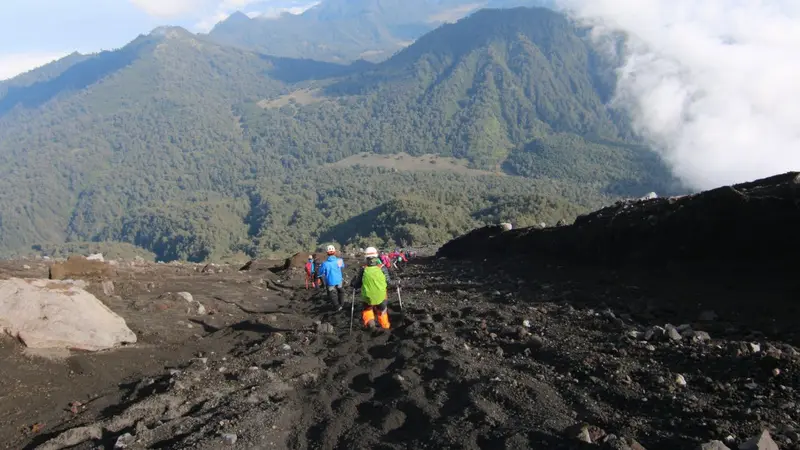 Baru Tiga Hari Dibuka Sudah Seratusan Pendaki Mendaftar ke Gunung Semeru