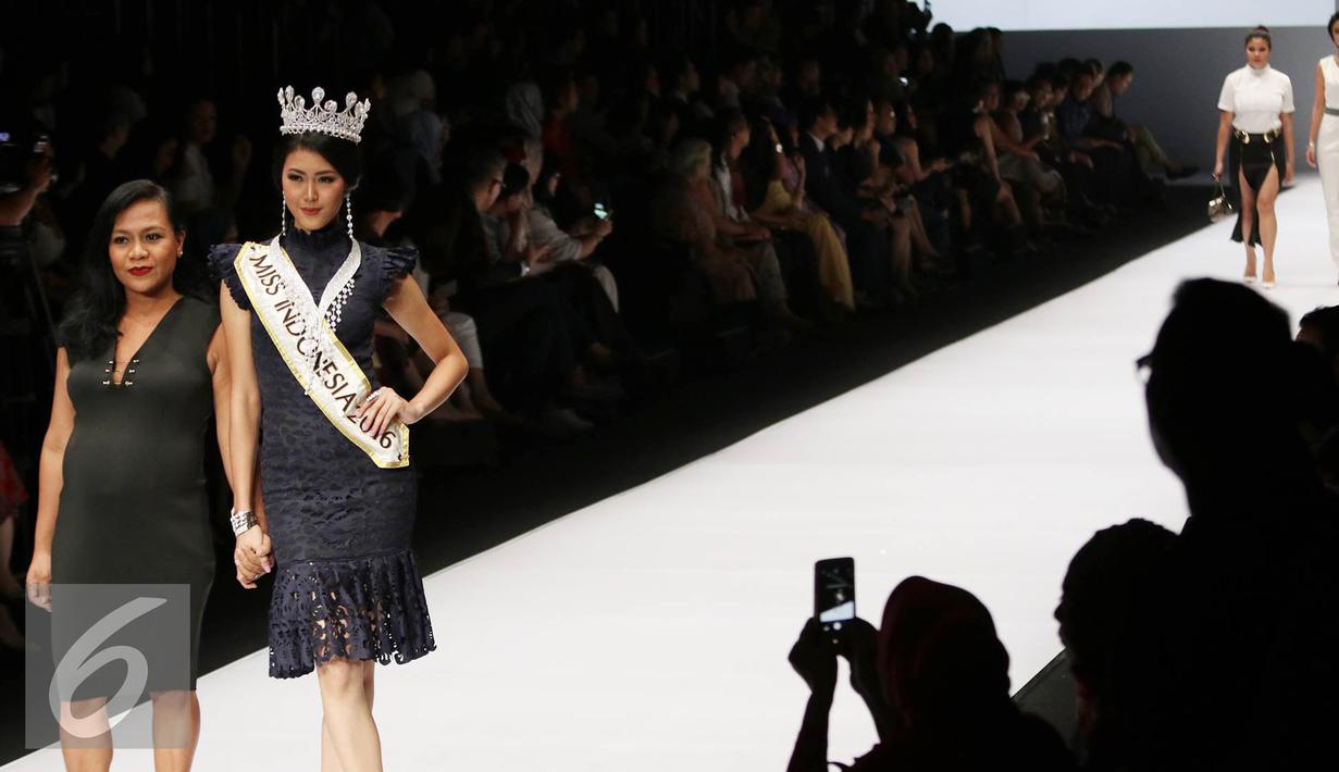 Desainer berpose bersama Miss Indonesia 2016, Natasha Mannuela Halim saat parade desainer dalam pembukaan Jakarta Fashion Week 2017 di Senayan City, Jakarta, Sabtu (22/10 (Liputan6.com/Immanuel Antonius)