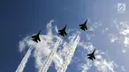 Atraksi fly pass jet tempur menghiasi langit lapangan serah terima jabatan Panglima TNI di Mabes TNI Cilangkap, Jakarta, Sabtu (9/12). Jenderal Gatot Nurmantyo resmi menyerahkan tongkat komando ke Marsekal Hadi Tjahjanto. (Liputan6.com/Faizal Fanani)