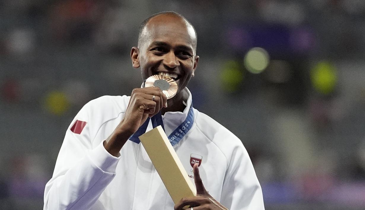 Atlet Qatar, Mutaz Barshim mendapatkan medali perunggu cabang olahraga lompat tinggi Olimpiade Paris 2024 di Stade de France, Paris, Prancis, Sabtu (10/08/2024) waktu setempat. Ia berhasil melakukan lompatan setinggi 2,34 meter. (AP Photo/Matthias Schrader)