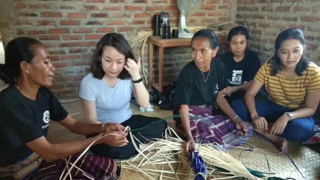 [Fimela] Belajar menganyam