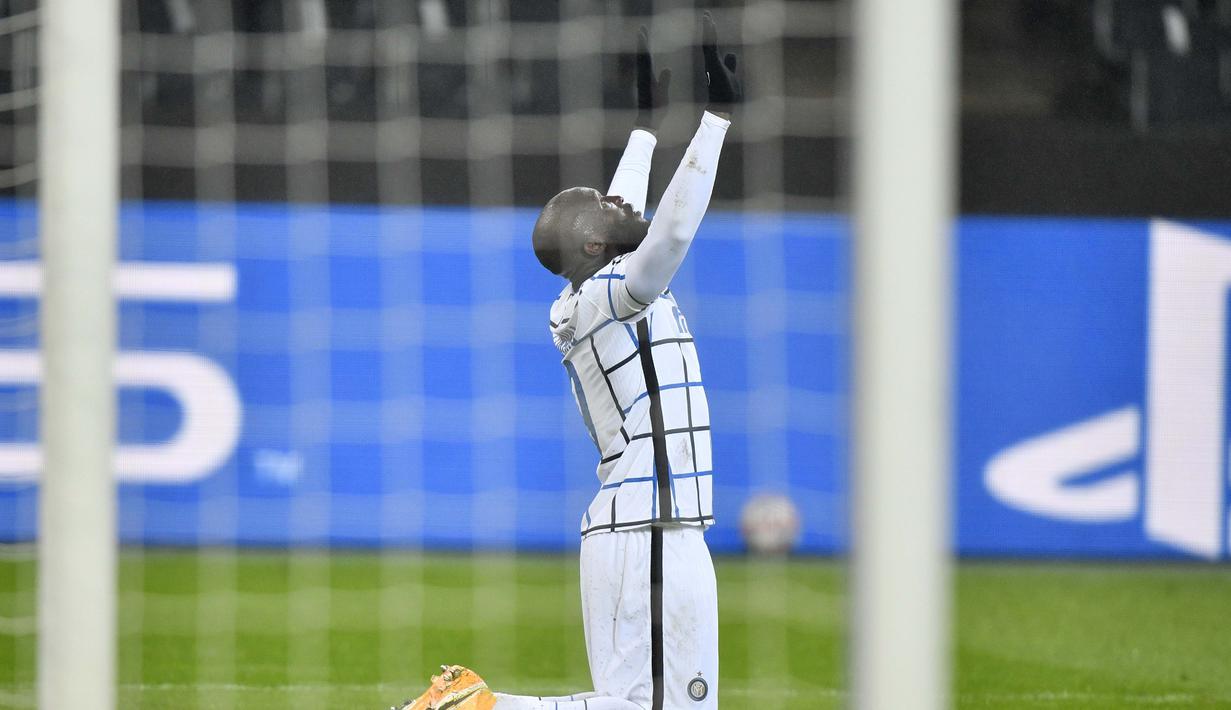 Striker Inter Milan, Romelu Lukaku, melakukan selebrasi usai mencetak gol ke gawang Borussia Moenchengladbach pada laga Liga Champions di Stadion Borussia Park, Rabu (2/12/2020). Inter Milan menang dengan skor 3-2. (AP/Martin Meissner)