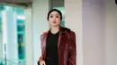 Di sini, Febby Rastanty mengenakan atasan, celana panjang, dan heels serba hitam, ditumpuknya dengan jaket kulit merah maroon. [Foto: Instagram/febbyrastanty]