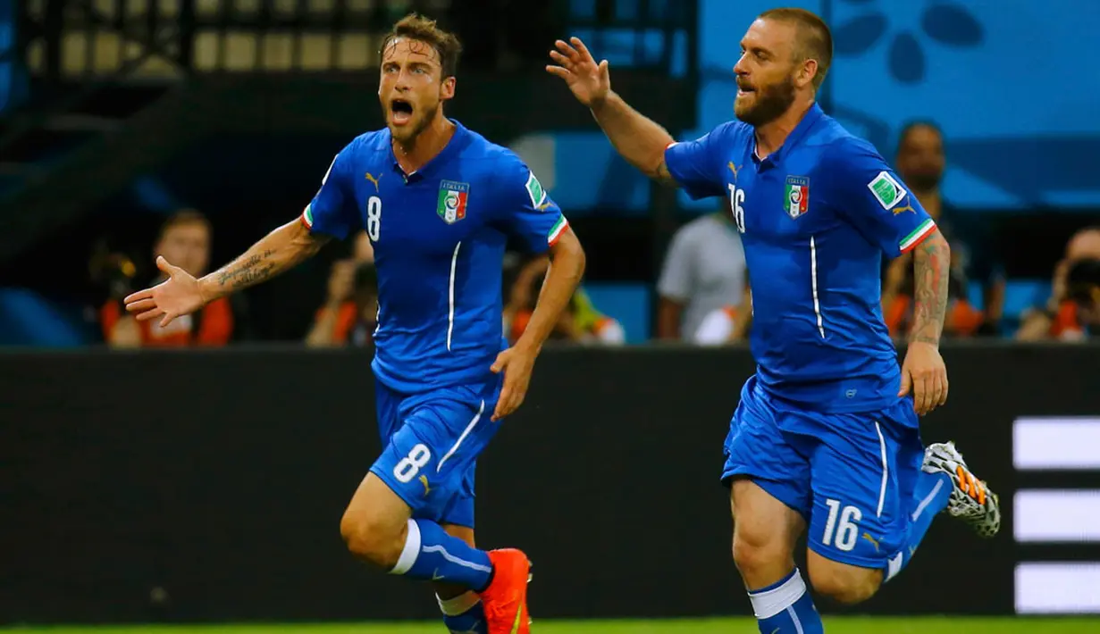 Gelandang Timnas Italia, Claudio Marchisio (kiri) berlari merayakan golnya dan membuka keunggulan Italia atas Inggris di babak penyisihan Piala Dunia 2014 Grup D di Amazonia Arena, Manaus, Brasil, (15/6/2014). (REUTERS/Kai Pfaffenbach)