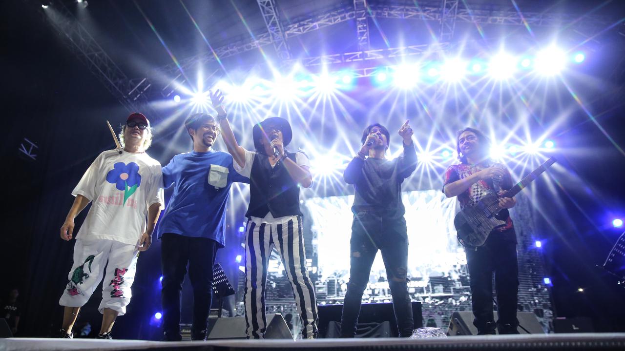 Penampilan GIGI Band bersama Aryo Wahab dan Andy /rif di Festival Pasar Musik 2023.